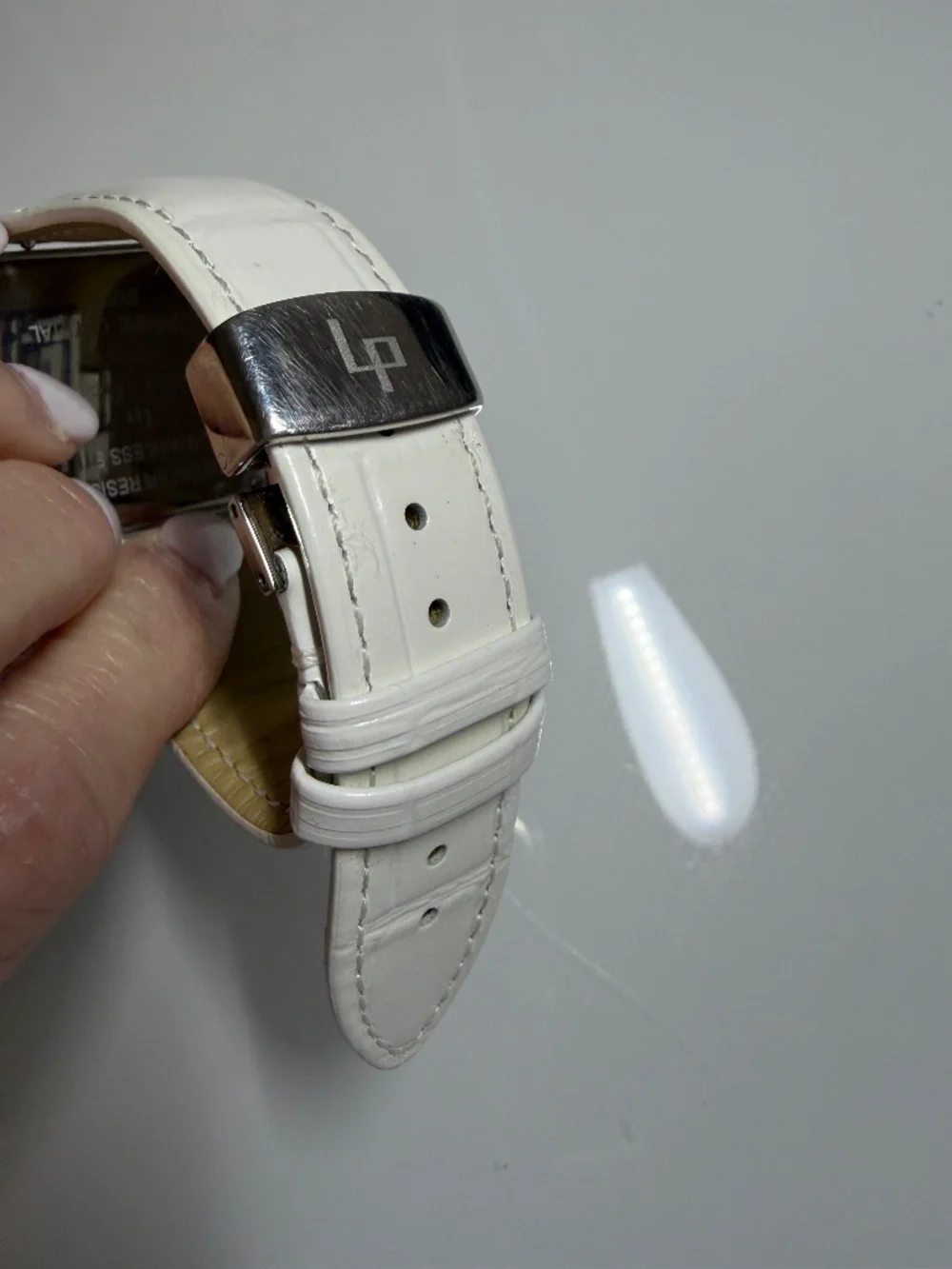 LIKE NEW! Women's Lucien Piccard Mother of Pearl Faced Watch - Picture 6 of 11